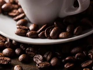 Frau beim Zubereiten eines Kaffees