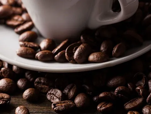Frau beim Zubereiten eines Kaffees