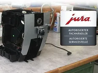 Handwerker mit Kaffeemaschine